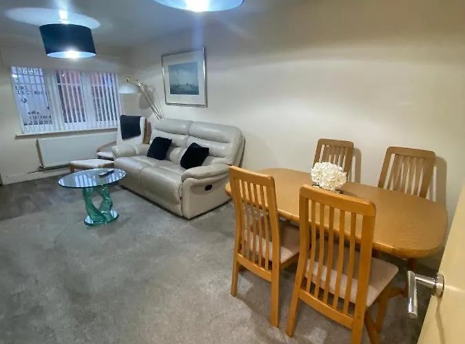Lovely 2 Bed Apartment In Crosby